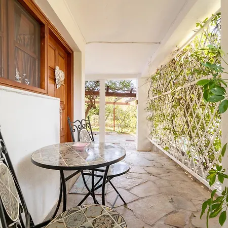 בית נופש The House Of Gratitude - Poolside Retreat לוטרה אוריאס אלניס