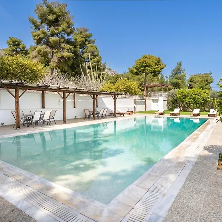 The House Of Gratitude - Poolside Retreat