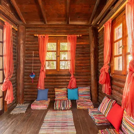 The House Of Gratitude - Poolside Retreat בית נופש לוטרה אוריאס אלניס