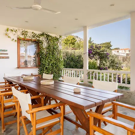 The House Of Gratitude - Poolside Retreat