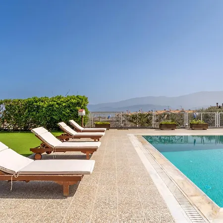The House Of Gratitude - Poolside Retreat Holiday home