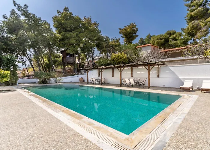 The House Of Gratitude - Poolside Retreat