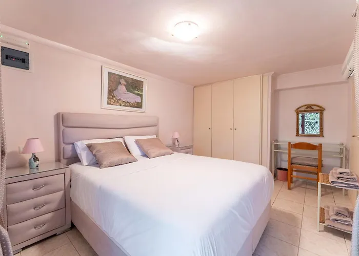 The House Of Gratitude - Poolside Retreat بيت للعطل