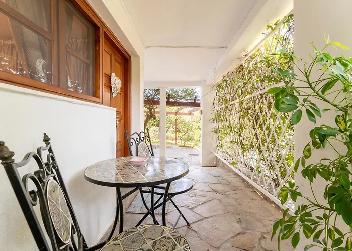 Semesterbostad The House Of Gratitude - Poolside Retreat Loutra Oraias Elenis