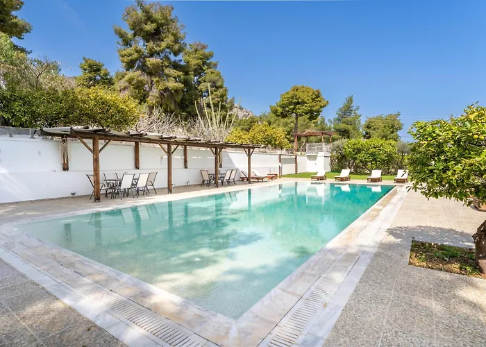 The House Of Gratitude - Poolside Retreat