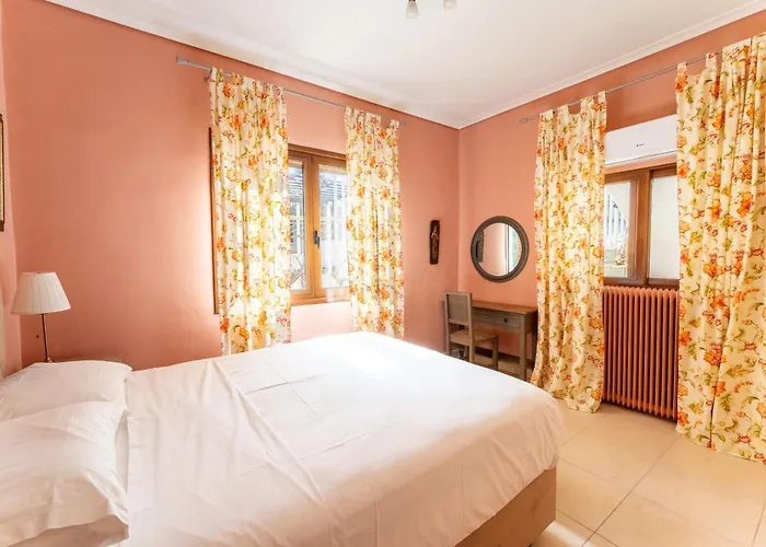 The House Of Gratitude - Poolside Retreat